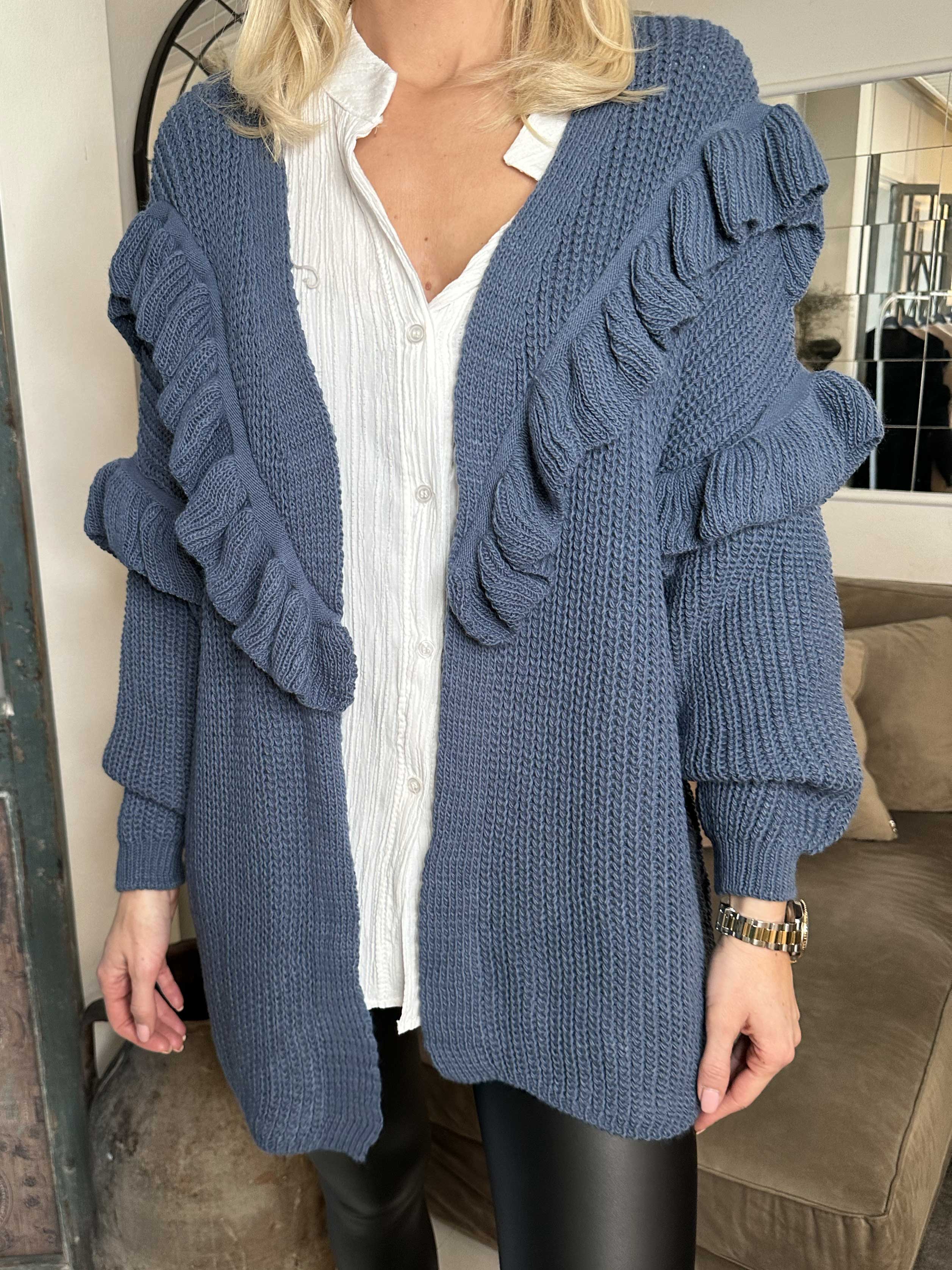 Ellis Cardigan - Lækker strikcardigan med fine flæsedetaljer